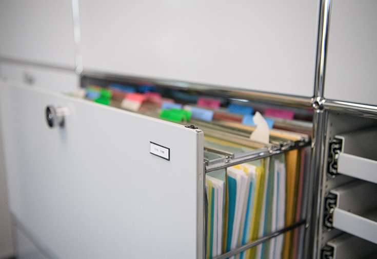 Bild zeigt ein halb offener Aktenschrank